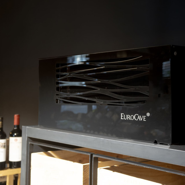 Compact split water-cooled wine cellar conditioner. Space-saving, free-standing installation on furniture or shelves. Cooling capacity for small spaces up to 20m³. Compact split water-cooled wine cellar conditioner. Space-saving, free-standing installation on furniture or shelves. Cooling capacity for small spaces up to 20m³.