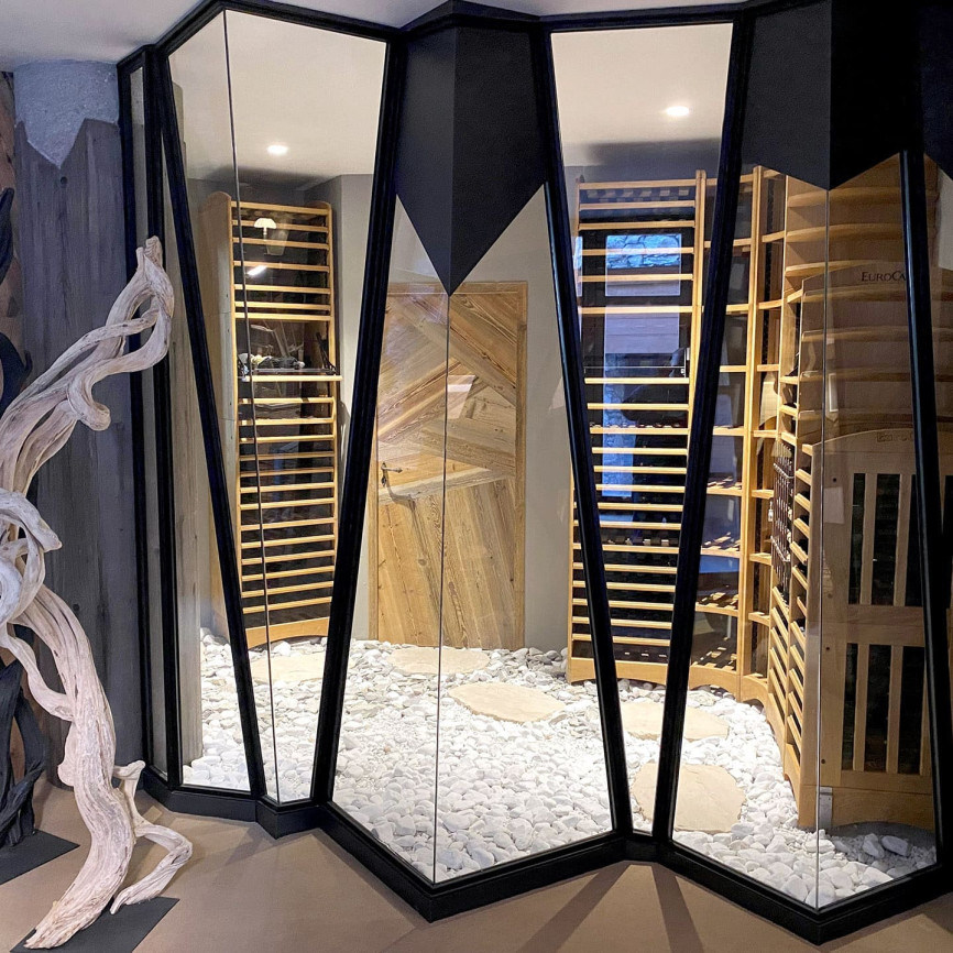 Dream wine cellar design – Climate-controlled wine room in a mountain restaurant – Modular solid wood storage Modulothèque EuroCave Dream wine cellar design – Climate-controlled wine room in a mountain restaurant – Modular solid wood storage Modulothèque EuroCave