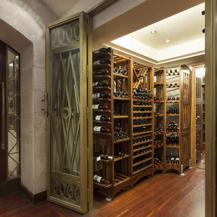 Dream wine room - traditional solid oak wine storage as a dressing room for wine. Modulothèque EuroCave Dream wine room - traditional solid oak wine storage as a dressing room for wine. Modulothèque EuroCave