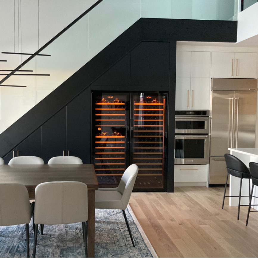 Double cave a vin Pure intégrée dans un meuble sur mesure sous-escalier dans la cuisine ouverte d'une maison - Pure EuroCave