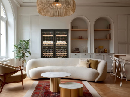 Double cave a vin de service EuroCave dans un salon chic et design