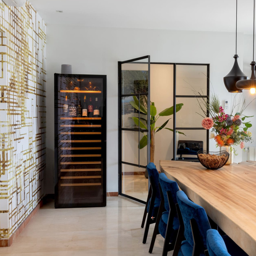 Cave a vin pose libre dans une salle à manger - Pure EuroCave