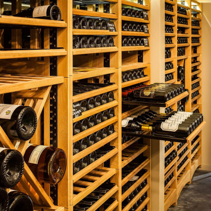 conception-cave-a-vin-avec-des-etageres-en-chene-massif-till-house-david-butler-eurocave-modulotheque.jpg