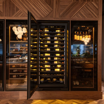 eine-aussergewohnliche-wand-aus-hochwertigen-verglasten-weinkuhlschranken-im-restaurant-eurocave-royale-champagne-revelation-fazenda-group-uk-biniam-johannes.jpg