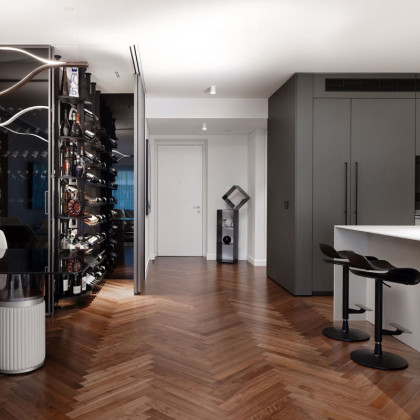 High-end residential wine display highlighting the "Main du Sommelier" bottle supports.