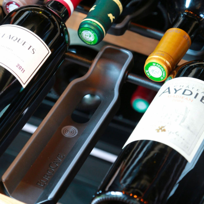 Supports for individual storage of wine bottles regardless of their shape and size. Exclusive to EuroCave wine cabinets.