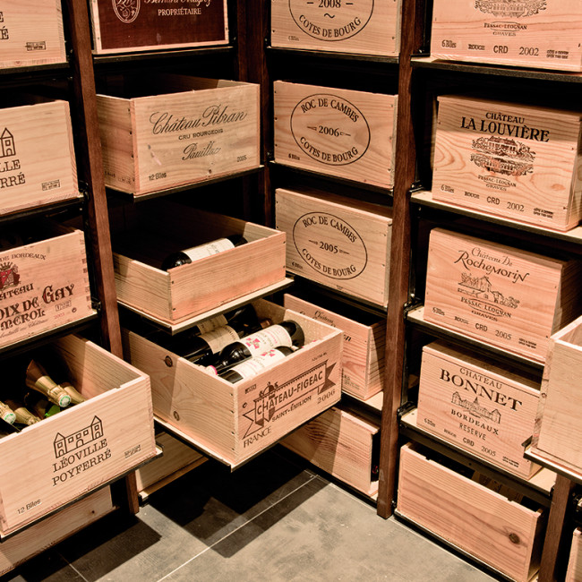 Solid sliding wine rack for storing boxes of wine. Store a large volume of bottles while maintaining easy access to them. Increase the storage capacity of your collection by assembling several modules.