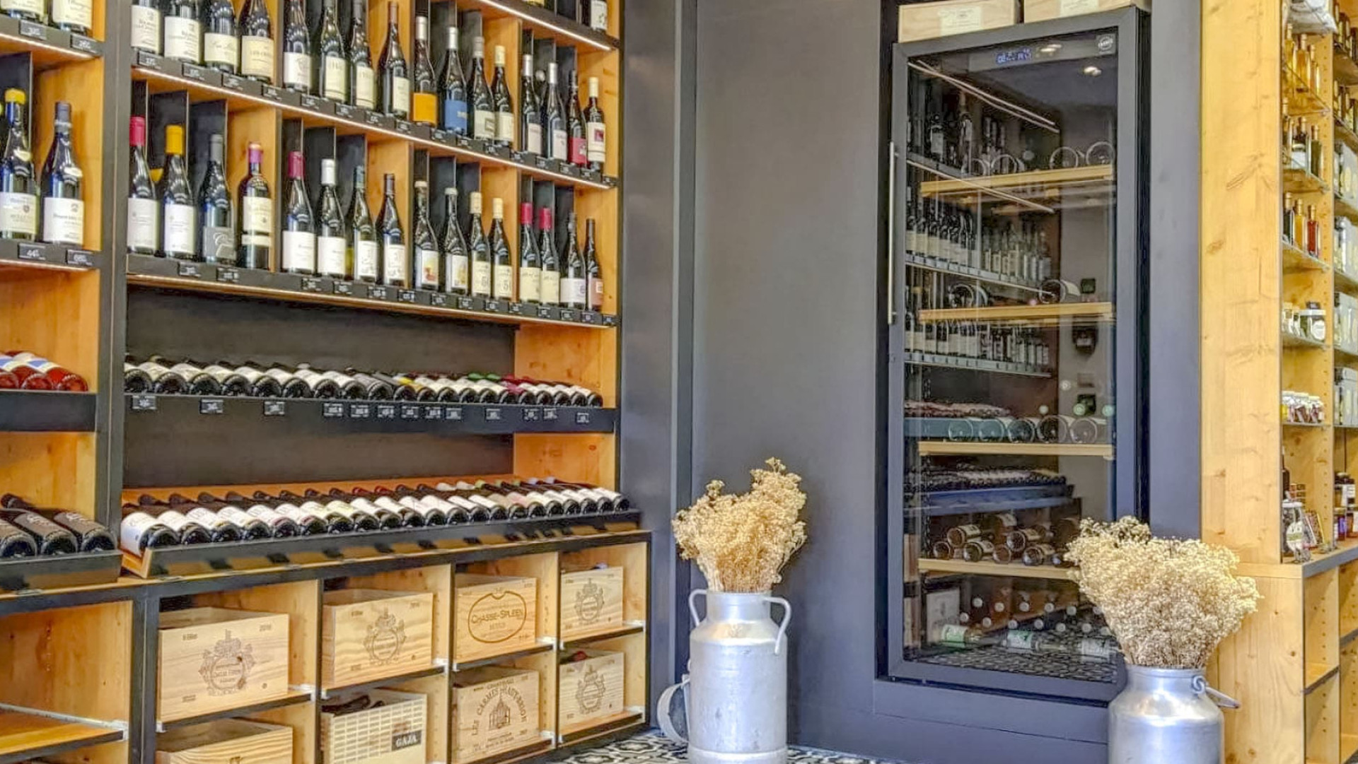 Installation of a wine cabinet in a professional premises, a cheese dairy and wine shop in Annecy for successful wine and cheese pairings.